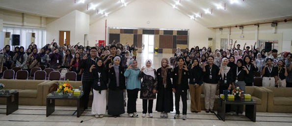 Kepemimpinan Mahasiswa Farmasi di Era Transformasi Digital dan Globalisasi : Pemimpin Farmasi yang Adaptif Terhadap Inovasi dan Perubahan